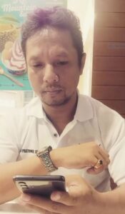 Muhammad-Ari-Pratomo-Pengacara-Penulis-Musisi-dan-Podcaster-Indonesia.jpg